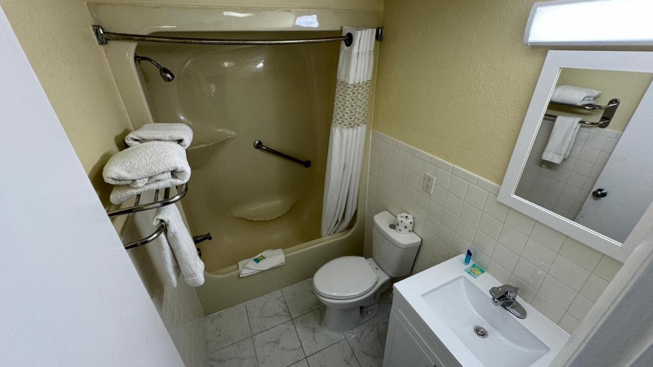 Americas Best Value Inn New London Mystic Экстерьер фото